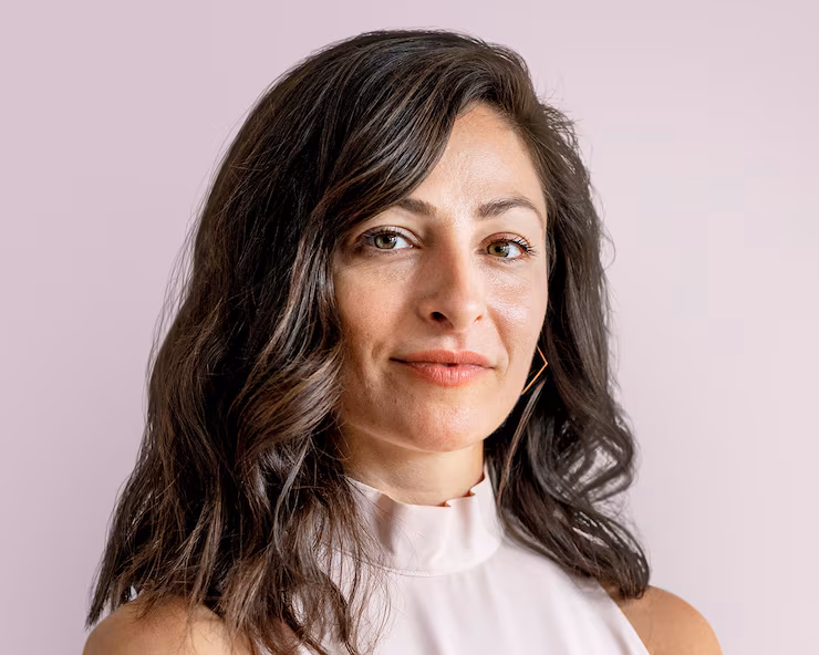 retrato-mujer-negocios-confiada-cara-sonriente_53876-139590